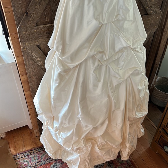 Paloma Blanca Dupioni silk wedding gown - Picture 5 of 17